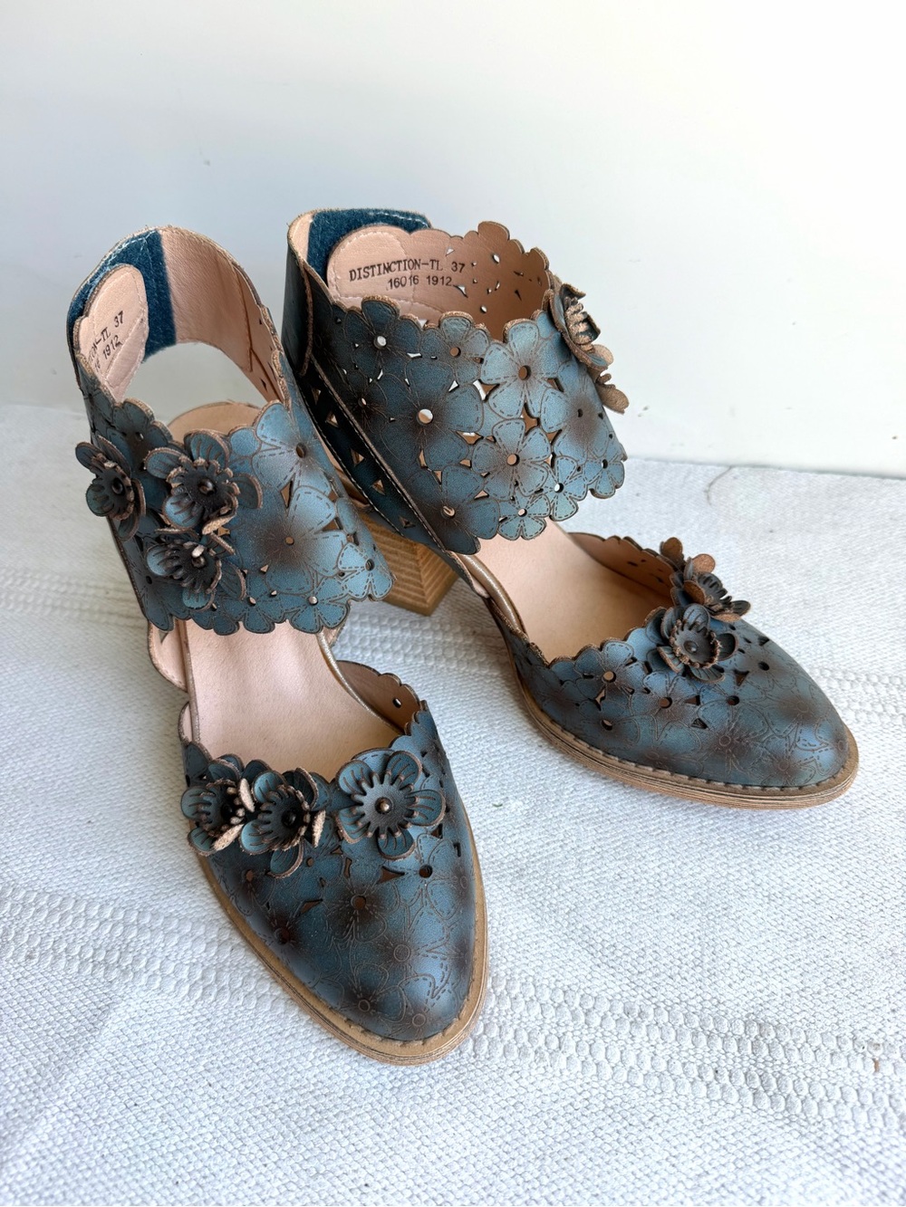 L’artiste Floral Cutout Teal Leather Block Heels Sz 37